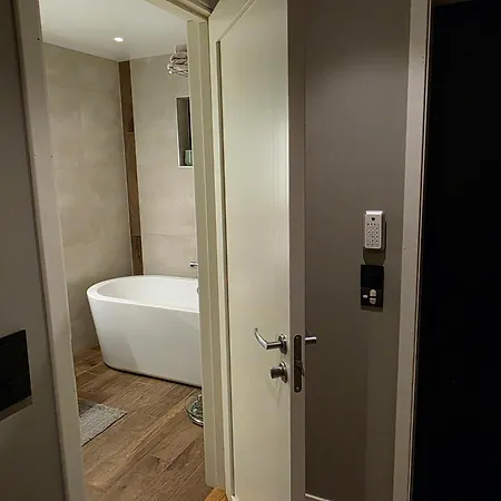 Homestay Guest Rooms, Ved