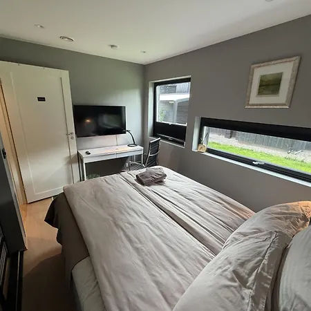Guest Rooms, Ved リレストロム