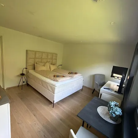 Guest Rooms, Ved